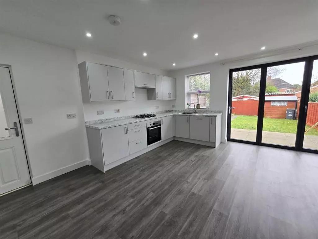 Luxury 4-bed Near