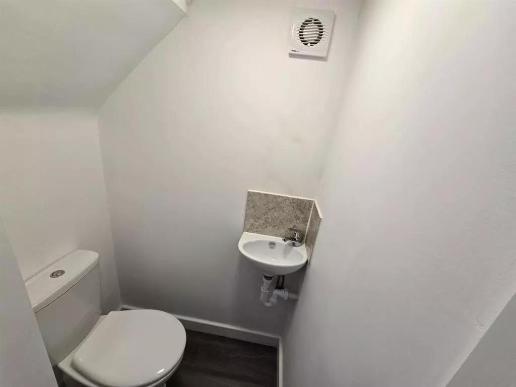 Luxury 4-bed Near Apartment