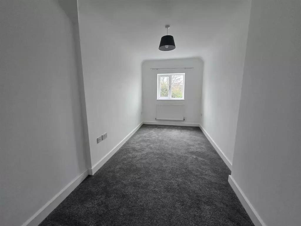 Luxury 4-bed Near Apartment *