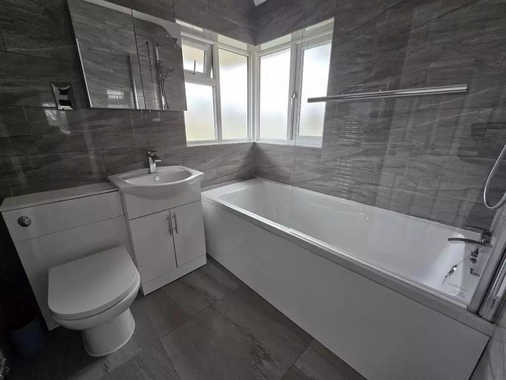Luxury 4-bed Near Apartment