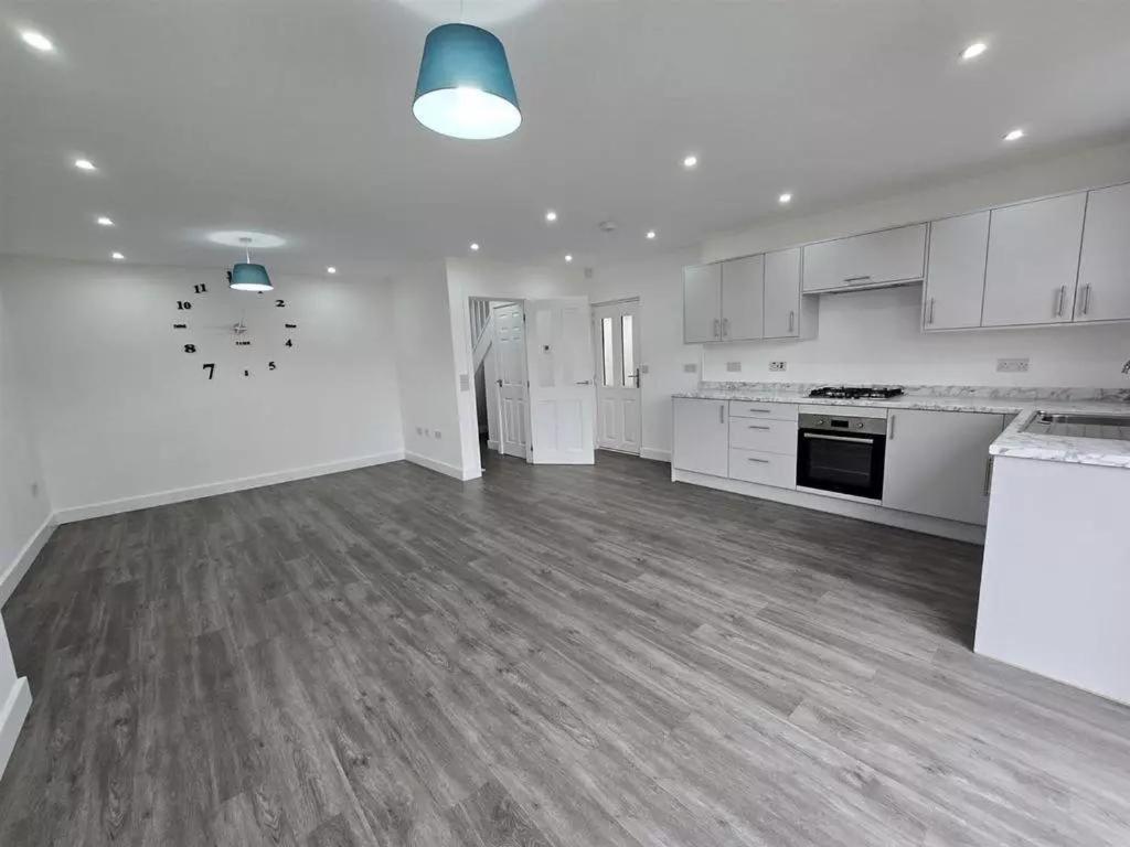 Luxury 4-bed Near Apartment *