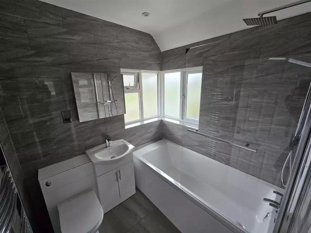 Luxury 4-bed Near